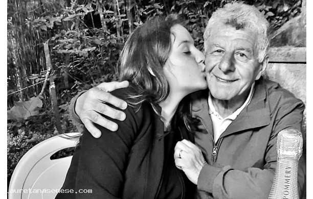 2023, Martedì 25 Aprile - Un nonno coccolato dalla nipote