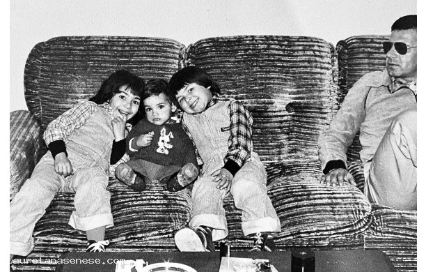 1979 - Bambini sul divano di casa Fregoli