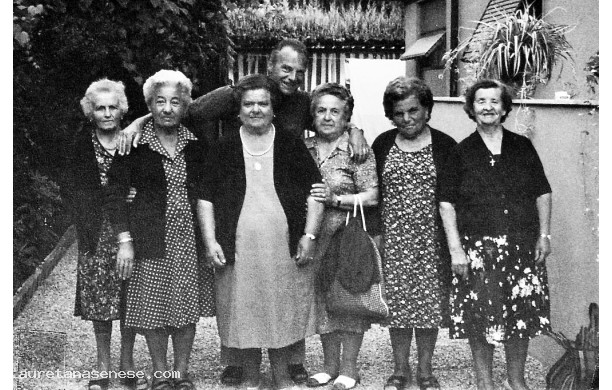 1982, Settembre - Vecchiette al mare