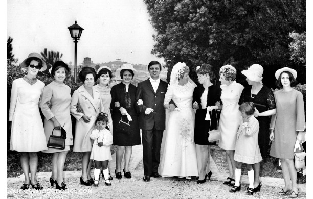 1968, Luned 7 Ottobre - Gli sposi con amiche e parenti