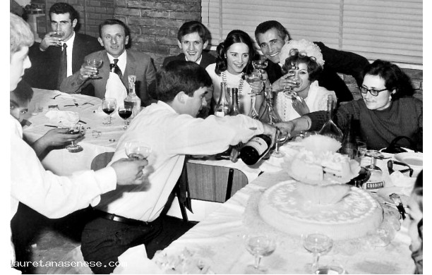 1968, Domenica 24 Novembre - Gli amici brindano agli sposi