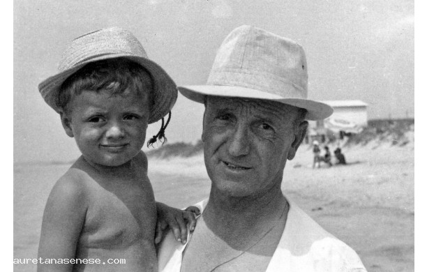 1965 - Palmiero al mare con il figlio