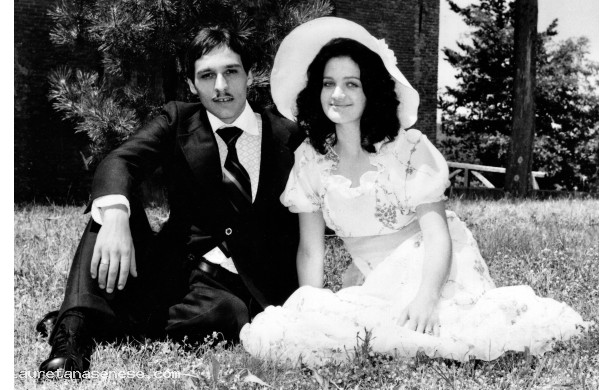 1972, Gioved 29 Giugno - Gli sposi sul prato a Monte Oliveto