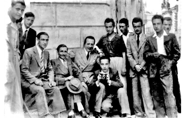 1949? - Amici all'angolo del Bar Guidi
