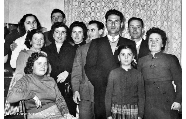 1955, Sabato 12 Febbraio - Gli sposi attorniati dai parenti