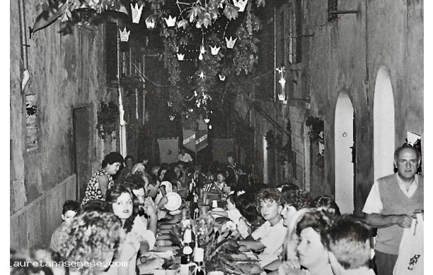 1985 - Cena propiziatoria della Corona, i partecipanti al centro della tavolata