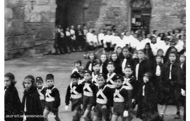 1937, Sabato 27 Novembre - Balilla e Avanguardiste escono da Porta Massini