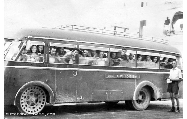 1947 - Giovani in gita con la Postale
