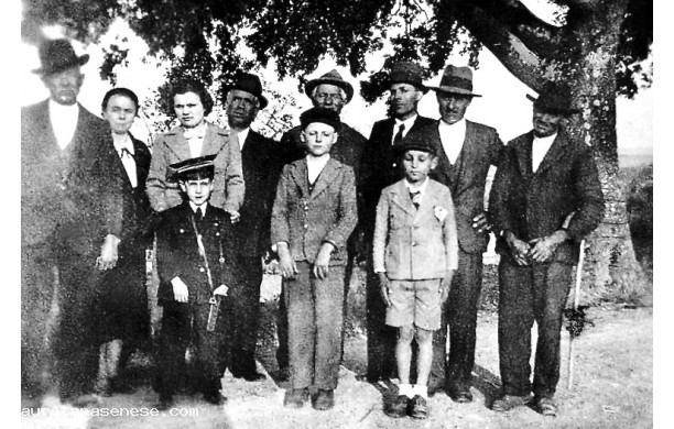 1938 - Una domenica all'uscita dalla Messa a Palazzo Venturi