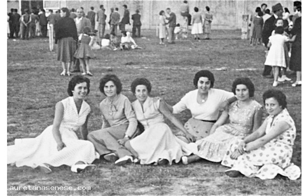 1955, Luned 19 Settembre - Sedute sul prato dello Stadio G. Marconi