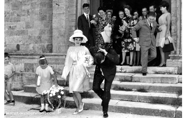 1963, Luned 29 Luglio - Mario e Anna escono dalla chiesa