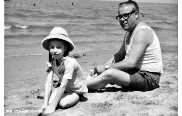 1964 - Marino e Roberta al mare a San Vincenzo