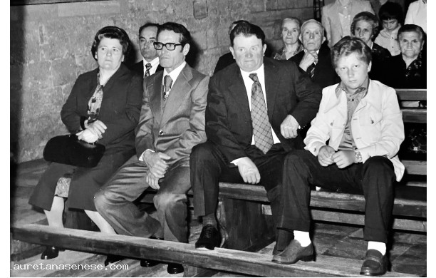1975, Domenica 14 Settembre - I parenti degli sposi assistono alla cerimonia
