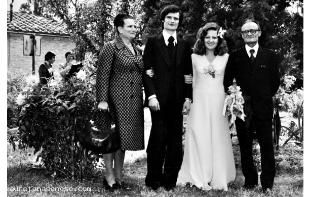 1975, Domenica 19 Ottobre - Gli sposi con i genitori di Spartaco
