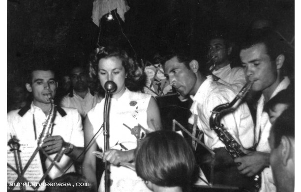 1956 - La Filarmonica alla Arena Italia con una bellissima cantante