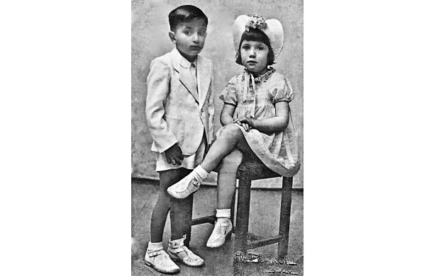 1943 - Bambini in posa dal fotografo