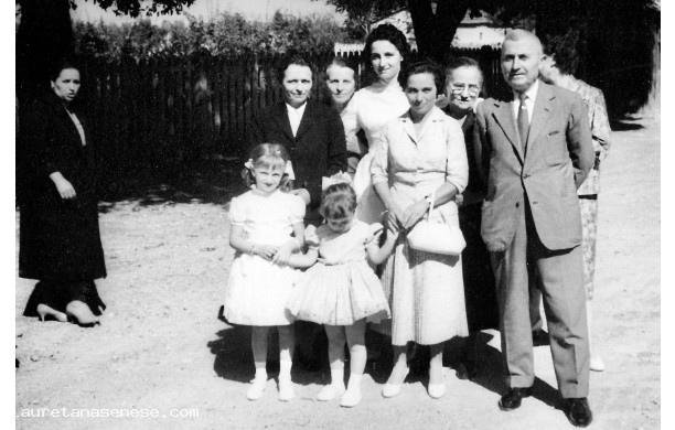 1956, Sabato 29 Settembre - La sposa con i suoi parenti