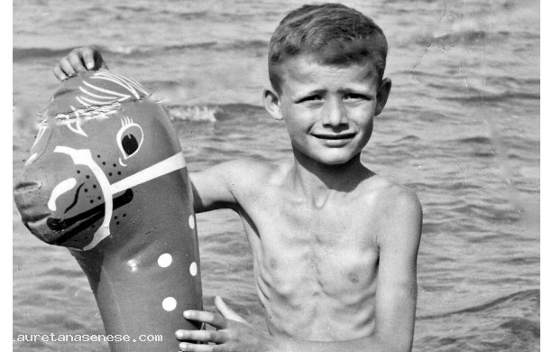 1957? - Spartaco al mare con la ciambella