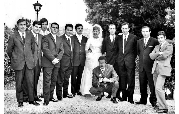1968, Luned 7 Ottobre - Gli sposi con amici e parenti