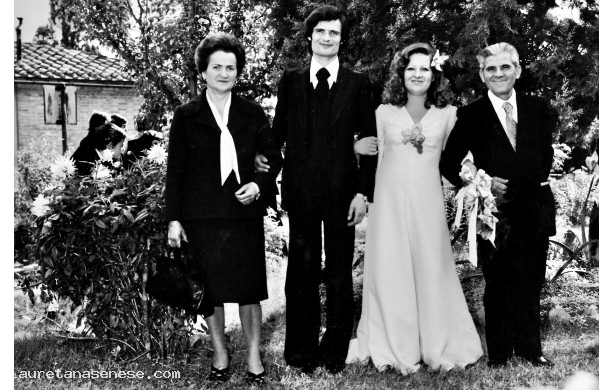 1975, Domenica 19 Ottobre - Gli sposi con i genitori di Silvana