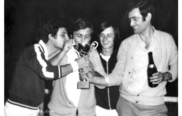 1970? - Si festeggia con una coppa vinta al torneo di Tennis