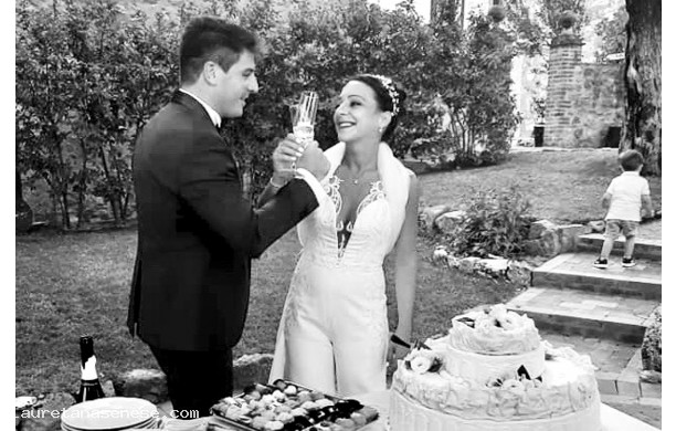 2020, Sabato 29 Agosto - Gli sposi brindano prima del taglio della torta