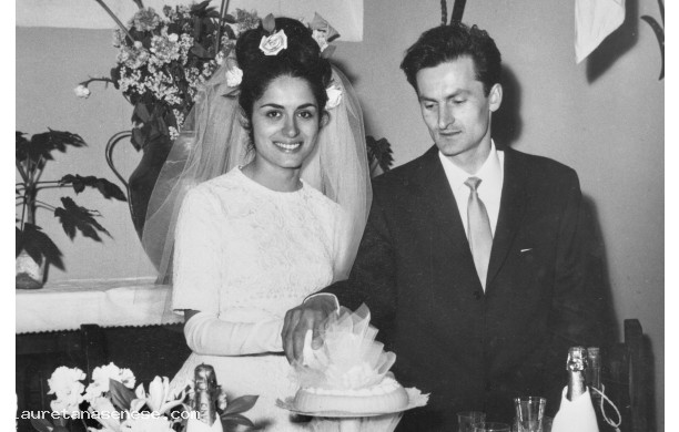 1965, Mercoled 28 Aprile - Gli sposi al classico taglio della Torta