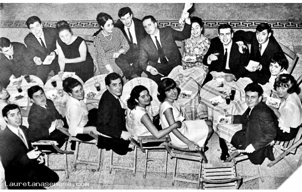 1966 - Tanti giovani al Ravvivati