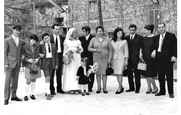 1969, Luned 28 Aprile  Alfiero e Roberta con i parenti della sposa