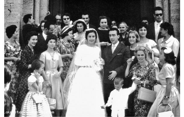1958, domenica 31 agosto - Enrico con Ivonne all'uscita dalla Collegiata