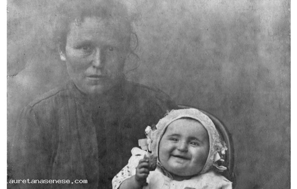 1936? - La piccola Dina in braccio alla mamma