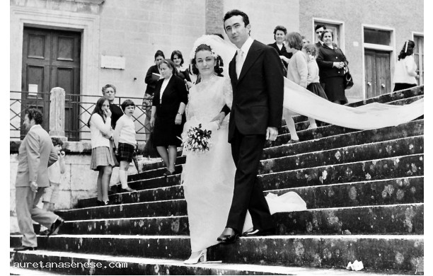 1971, Sabato 12 Giugno - Giorgio e Rosanna scendono le scale della Collegiata
