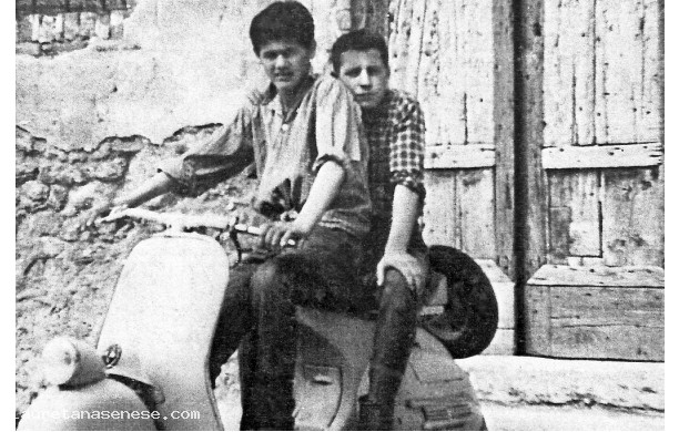 1962? - Due giovani amici in Vespa