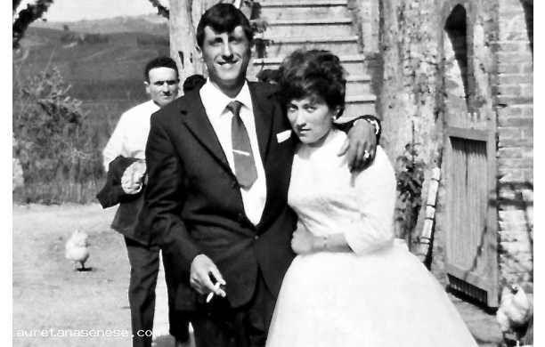1964, Sabato 25 Aprile - Gli sposi nell'aia dopo il pranzo