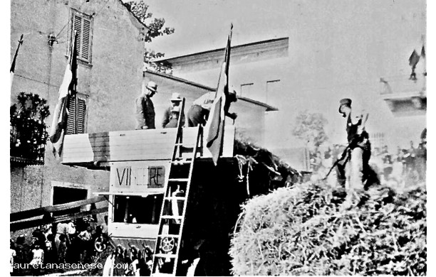1940 - La tribbiatura del grano in Piazza Garibaldi, dettagli