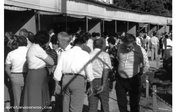 1980 - Mostra Mercato Ascianese: visitatori lungo la pista dello stadio