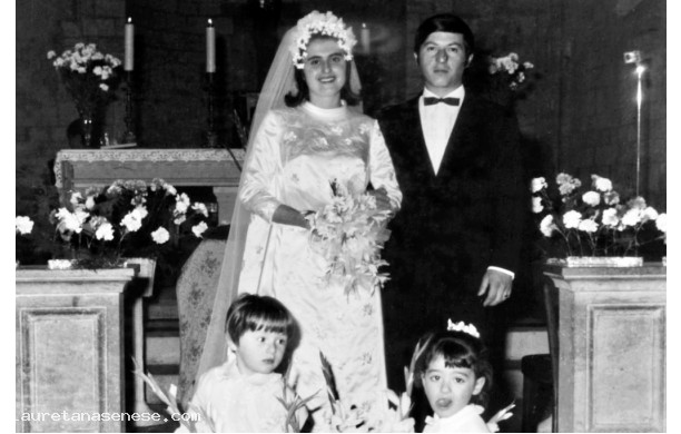 1969, Gioved 12 Giugno - Anna e Vittorio alla fine della cerimonia religiosa