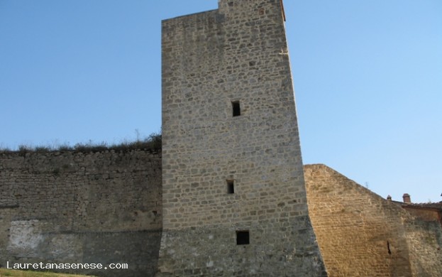 Piazzola di Servizio e parcheggio Asciano Centro Storico